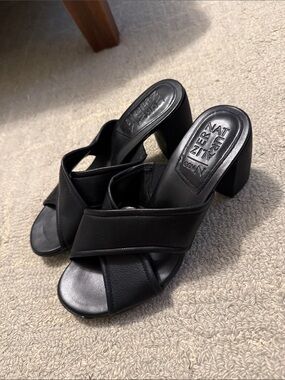 Naturalizer Black Crisscross Block Heeld